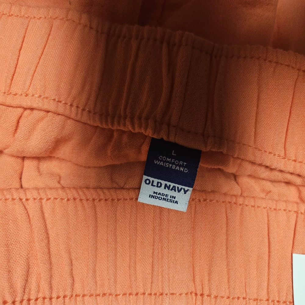 Old Navy Women's Coral Shorts - Picture 2 of 3